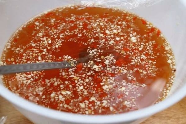 pha nước chấm chua ngọt ăn bún thịt nướng