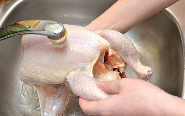 quên rửa tay khi chế biến gà